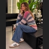 Multikolorowy sweter w paski w odcieniach fioletu z rozkloszowanymi rękawami